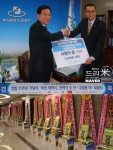 부산연제청년회의소 안병직 회장이 취임식 드리미 쌀화환(사진 아래) 1톤을 이위준 부산연제구청장에게 전달하고 있다.