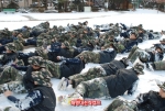 27일 겨울방학에 해병대 캠프에 입소한 학생들이 눈밭을 딩굴고 있다.