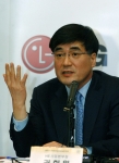 LG전자 권희원 홈엔터테인먼트(HE)사업본부장이 4일(현지시간) 미국 라스베이거스 벨라지오 호텔에서 열린 기자 간담회에서 2011년 TV사업계획을 밝히고 있다.