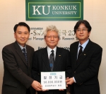 건국대 공과대학 김화중 학장(오른쪽)이 11일 공과대학 신축기금 5,000만원을 김진규 총장(가운데)에게 전달하고 기념촬영을 하고 있다.