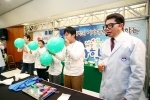 LG화학 화학캠프에 참가한 학생들이 화학실험을 하고 있는 모습