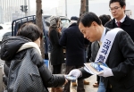 신한은행 서진원 은행장이 대고객 감사인사 중 고객들에게 핫팩을 나누어 주는 모습
