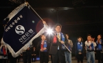 2010 종합업적평가대회 에서 대상을 수상한 남산금융센터 점포장이 대상기를 흔드는 모습