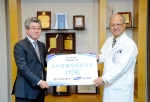 도미노피자 오광현 회장(좌)은 ‘도미노 희망 나눔 세트’ 판매로 적립된 1억 원의 기금을 삼성서울병원 최한용 원장(우)에게 전달했다.