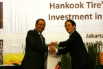 환영식에서 선물을 교환하고 있는 한국타이어 경영기획본부장 조현범 부사장(오른쪽)과 모하메드 술래만 히다얏 인도네시아 산업부 장관