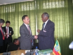 한-에티오피아간 희유금속 공동탐사 및 개발 합의 김은석대사(좌)-Tolesa Shagi 에티오피아 광업부 차관(우)