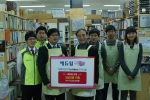 지난 25일 아름다운 가게 광화문 책방에서 ‘에듀윌 교재 기증식’ 후 임한수 에듀윌 이사(왼쪽)와 김수열 아름다운 가게 사무처장(오른쪽)이 기념촬영을 하고 있다