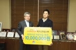 도미노피자 오광현 회장(좌), 제 1회 도미노 크리에이티브 피자 콘테스트 우승자 송원철 씨(우)