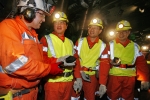 사진은 최태원 회장(왼쪽 두번째)이 SK G&G 추진단 유정준 사장(왼쪽 세번째) 등 경영진과 함께 호주의 앵구스(Angus) 광산 갱도에 직접 들어가 생산되는 석탄을 직접 확인하