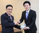 자유기업원 이상화 연구원(오른쪽)이 강용 한국농수식품CEO연합회장(왼쪽)으로부터 감사패를 받고 있다.