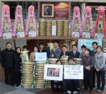 서울 휘경동의 동문장애인복지관이 JYJ 김준수가 기부한 드리미 쌀 650kg을 전달받고 있다.