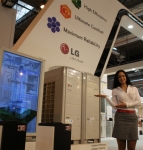 LG전자가 1일부터 4일까지 스페인 마드리드에서 열리는 국제 공조기 전문 ‘클리마티싸시온’(CLIMATIZACION) 전시회에 참가했다. 사진은 LG전자 부스에서 도우미가 고효율 