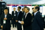 구본무 회장을 비롯한 LG최고경영진들이 LG전자 솔라연구소 정지원 상무로부터  태양전지에 대한 설명을 듣고 있다