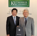 24일 오후 건국대 겸임교수 위촉장 수여식에서 김기동 광진구청장(왼쪽)이 김진규 건국대총장(오른쪽)과 기념촬영을 하고 있다.