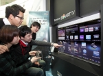 삼성전자가 지난 26~27일 타임스퀘어를 시작으로 '스마트TV 체험 로드쇼'를 통해 고객들을 찾아간다. 고객들에게 삼성 스마트TV의 기능과 뛰어난 디자인, 다양한