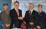 지난 30일 오후 3시(현지 시각) 아시아나항공의 윤영두 사장(왼쪽에서 두번째)이 양사 승무원들의 축하를 받으며 터키항공의 테멜 코틸(Temel Kotil) 사장과 전략적 제휴를 