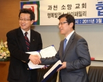 하이패밀리 송길원목사와 과천소망교회 장현승목사가 부부들의 행복한 토요산책모임 엎드림(Up-Dream) 협약을 체결하는 모습