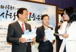 신한은행 서진원 은행장 및 임직원이 신한의 꿈을 모아 퍼즐을 맞추는 모습