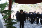 이순우 우리은행장 (맨 앞) 등 우리은행 임직원은 고종황제 홍릉 및 우리은행 2대 은행장인 영친왕 영원에서 참배하고 있다.