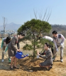 5일 경기도 양평군 교평리 강상체육공원 내 식목지에서 가진 '4대강 희망의 숲' 조성 행사에서 아시아나항공 한태근 서비스본부장(맨 우측)을 포함한 아시아나 임직원