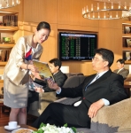 리모델링 된 제주공항 아시아나 라운지에서 승객들이 서비스를 받는 모습