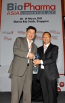 TNT 아시아태평양 지역 글로벌 고객 담당 이사 니셍지(오른쪽, Ni Sheng Jie)가 2011 바이오파마 엑셀런스 어워즈 “최고 배송 전문가”상을 받고 있다