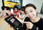 KT는 ‘갤럭시탭 와이브로’ 이용고객에게 인기 게임 애플리케이션 6종을 무료로 다운로드 받을 수 있는 ‘갤럭시탭 와이브로 프로모션’을 6월 30일까지 진행한다.
사진은 대학생들이