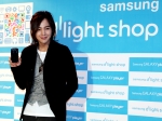 IT•모바일 전문 매장 '삼성 딜라이트샵(d'light shop)' 오픈 기념으로 12일 삼성전자 갤럭시 플레이어 모델 장근석의 팬사인회가 열렸다.