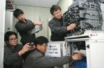 LG유플러스는 국내 최초로 800MHz 대역에서 초고속 4세대 LTE(Long Term Evolution) 시험 전파를 발사한다. 사진은 LG유플러스의 엔지니어들이 경기도 오산 4