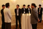 LG화학 대표이사 김반석 부회장과 최고인사책임자 육근열 부사장이  미국 뉴저지에서 개최한 해외 우수 인재 채용행사에서 참가자들과 환담을 나누고 있다.