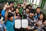 2010년 ’제 7회 담임선생님 자랑하기 글짓기 대회’ 에서 최우수상을 수상한 좌성초등학교 6학년 2반 김현우 학생과 같은 반 학생들.