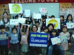 YBM 파인사업본부 원아 대표로 조은숙 전무가 세이브더칠드런에 성금 1천 만원을 전달하고 있다.(왼쪽부터 파인사업본부 조은숙 전무, 세이브더칠드런 최혜정 본부장)