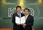 한국야쿠르트 유통부문장 정철호이사(좌)와 KBOP 이상일대표(우)가 2011년 한국프로야구 공식후원 협찬계약서를 교환하고 있다.