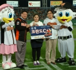 코란도 C에 당첨된 김량해씨(30세, 부산 구포동)가 쌍용자동차 국내영업담당 이광섭 상무(사진 오른쪽) 및 아주캐피탈 오화경 부사장(사진 왼쪽)으로부터 코란도 C를 받고 기념촬영하