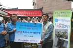 한국주택금융공사 임직원들이 26일 의정부시 의정부동 일대 기초생활수급자 등 소외계층의 주거 환경을 개선하는 ‘사랑의 집고치기’ 봉사활동을 벌였다. 이 행사에 참여한 주택금융공사 이