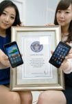 LG전자의 전략 스마트폰 ‘옵티머스 2X(모델명: LG-SU660(국내)/LG-P990(해외)’가  '세계 최초 듀얼코어 스마트폰'으로 기네스북에 이름을 올렸다.