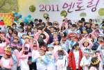 '2011 장애가정 청소년 멘토링 학습지원사업' 출범식이 29일 잠실의 한 놀이공원에서 열려 김명룡우정사업본부장과 어린이들이 희망찬 내일을 기원하는 사랑의 하트를