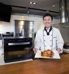 삼성전자가 독일의 항균인증기관 호헨스타일으로부터 항균인증마크를 취득한 지펠 오븐 신제품을 출시했다. 
사진은 유명요리사 김현학(흰색 의상)과 신군(남색 의상)이 5월 가정의 달을