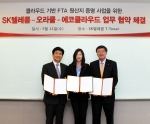 SK텔레콤 박인식 기업사업부문장(사진 오른쪽), 한국오라클 유원식 사장(사진 왼쪽), 에코클라우드 피니 이본 대표 이사(사진 가운데)가 5월 11일 11시 SK텔레콤 T 타워에서 