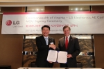 LG전자가 美 버지니아주와 에너지 효율 극대화를 위한 업무 협약을 맺었다. 16일 그랜드하얏트서울 호텔에서 노환용 AE사업본부장(왼쪽)과 로버트 맥도넬 美버지니아주 주지사는 에너지