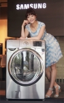 삼성전자가 19분 쾌속코스 세탁을 제공하는 19kg 국내 최대용량 드럼세탁기를 출시했다. 
사진은 논현동 삼성솔루션전시장에서 삼성전자 모델이 신제품 버블샷 19kg을 선보이는 모