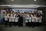 IBK기업은행은 17일부터 20일까지 충북 동량초등학교 학생 30명을 초청해 서울의 주요시설 견학 및 다양한 문화체험 행사를 가졌다. 고일영 마케팅본부 부행장이 기업은행 본점에서 