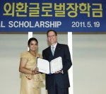 래리 클레인 외환은행장이 19일 외환은행 본점에서 국제적 인재 양성과 국제 교류 활성화 등을 위해 2011년 외환글로벌장학금을 수여한 후, 스리랑카 출신 차투리카(건국대학교 대학원