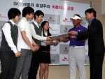 SK텔레콤 스포츠단 서정원 단장(사진 오른쪽)과 최경주 프로(사진 오른쪽 두번째)가 제주도 핀크스 골프장에서 청소년 종합지원센터 '1318 해피존' 건립기금을 학