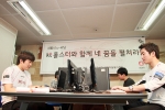 24일 구세군아동복지센터에서 KT 롤스터 이영호(왼쪽) 홍진호(오른쪽) 선수와 서울시 U-러닝 서비스를 이용중인 청소년들이 스타크래프트 게임 대결을 하고 있다.