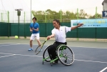 현대홈쇼핑 테니스 동호회 직원과 휠체어 테니스팀 선수가 2011 코리아오픈 국제휠체어테니스 대회의 선전을 기원하기 위해 올림픽공원 테니스장에서 친선 경기를 벌이고 있다. 현대홈쇼핑