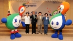 5월 26일 서울교육문화회관에서 열린 2011 서울 제8회 국제장애인기능올림픽대회 조직위원회 위촉식에 참석한 이성규 대회 조직위원장(좌측에서 세번째) 및 전임 한국장애인고용공단 이