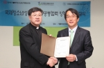지난 5월 4일 서울 연남동 서울가톨릭청년회관에서 ‘국제청소년성취포상제 공동협력’에 대한 양해각서를 체결한 뒤 김태석 한국청소년활동진흥원 이사장(사진 오른쪽)과 조규만 한국가톨릭청