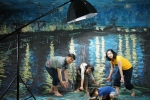 경기도 가평에서온 김창수씨 가족들이 론강의 별밤 명화스튜디오에서 양말을 벗고 고기잡는 시늉을하고 사진을 직고있다