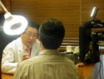 최광호 원장이 백반증 환자를 진료하고 있다.